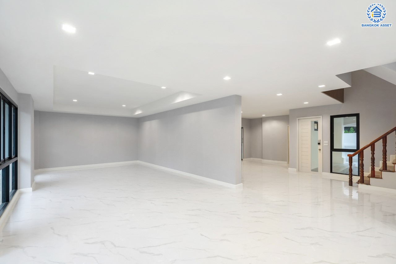 คฤหาสน์ตกแต่งใหม่ คุณภาพ LH ม.ชลลดา บางบัวทอง แปลงมุม เนื้อที่ 121 ตร.ว. ตกแต่งหรูหรา ตอบโจทย์ครอบครัวใหญ่ ด้วยฟังก์ชัน 4 ห้องนอน 6 ห้องน้ำ 1 ห้องอเนกประสงค์ 1 ห้องแม่บ้าน จอดรถได้ถึง 4 คัน มีสนามหญ้าด้านข้างกว้างขวาง พร้อม Facilities ครบ! บนทำเลคุณภาพ เชื่อมต่อได้หลายเส้นทาง ใกล้เซ็นทรัลเวสต์เกต และรถไฟฟ้า "สถานีบางพลู"